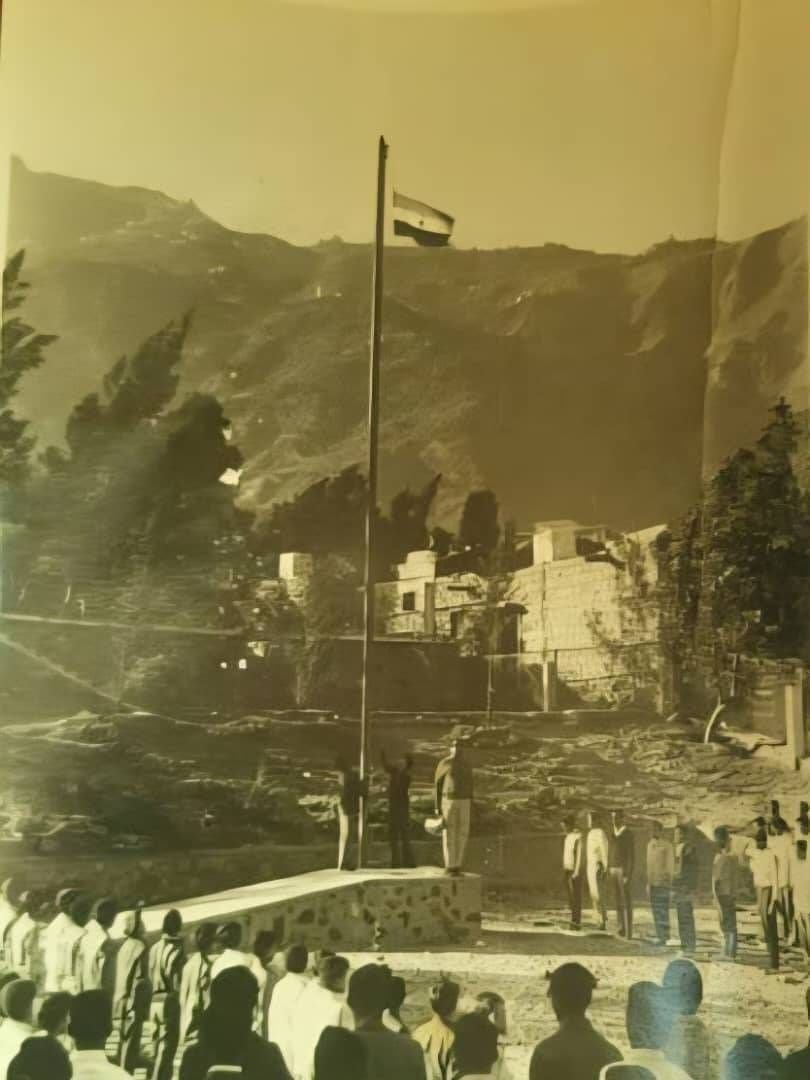 عبدالرؤوف نجم وهو ممسك بالمايكرفون