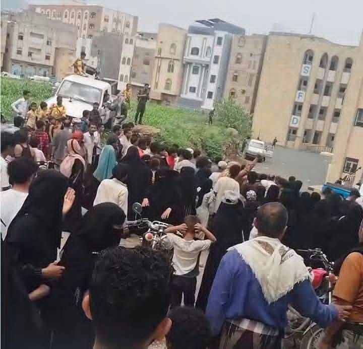 تعز: قوات أمنية تفرق بالرصاص طلاباً وأولياء أمور أمام مدرسة 22 مايو