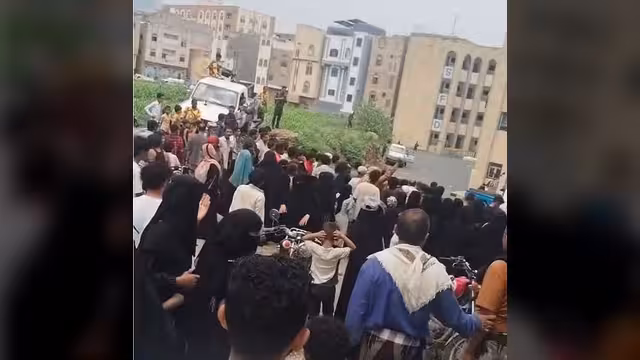 تعز: قوات أمنية تفرق بالرصاص طلاباً وأولياء أمور أمام مدرسة 22 مايو