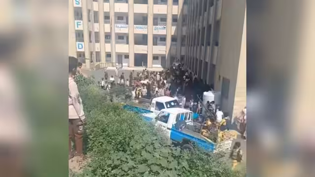 تعز: قوات أمنية تمنع مئات الطلاب من دخول مدرسة 22 مايو في أول يوم دراسي