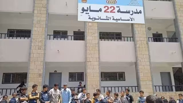 أفراح مغلس: سلطة تعز تنتهك حقوق الطفولة بمصادرة مدرسة 22 مايو وإخراج الطلاب بقوة السلاح
