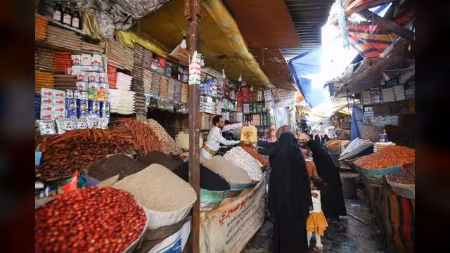 ارتفاع مفاجئ لأسعار المشتقات النفطية والمواد الغذائية في صنعاء