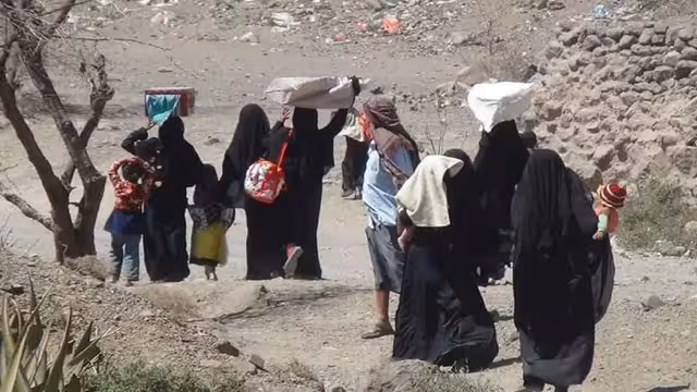 من القصف إلى النزوح والنهب.. الوجه الإنساني للتصعيد في تعز والساحل الغربي