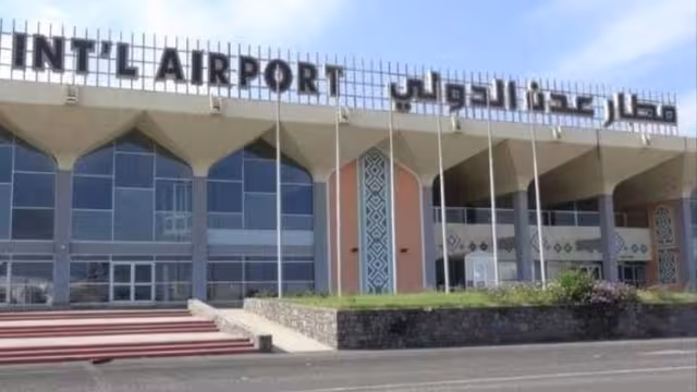 صاروخ يسقط قرب مدرج مطار عدن قبل دقائق من هبوط رحلة مدنية