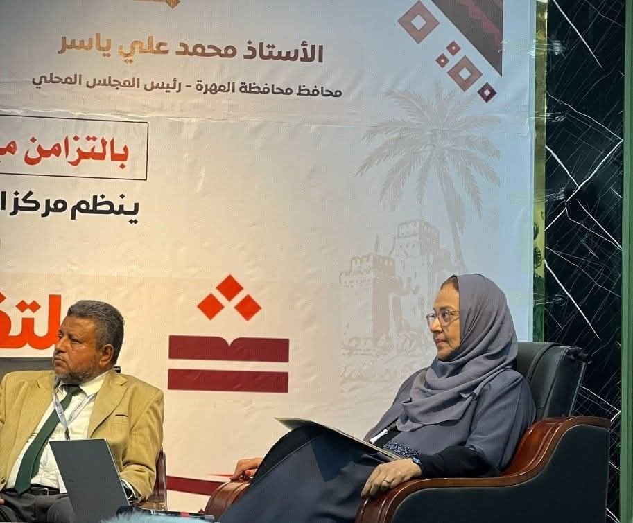 الكاتبة اثناء المشاركة في ملتقى المهرة الثقافي