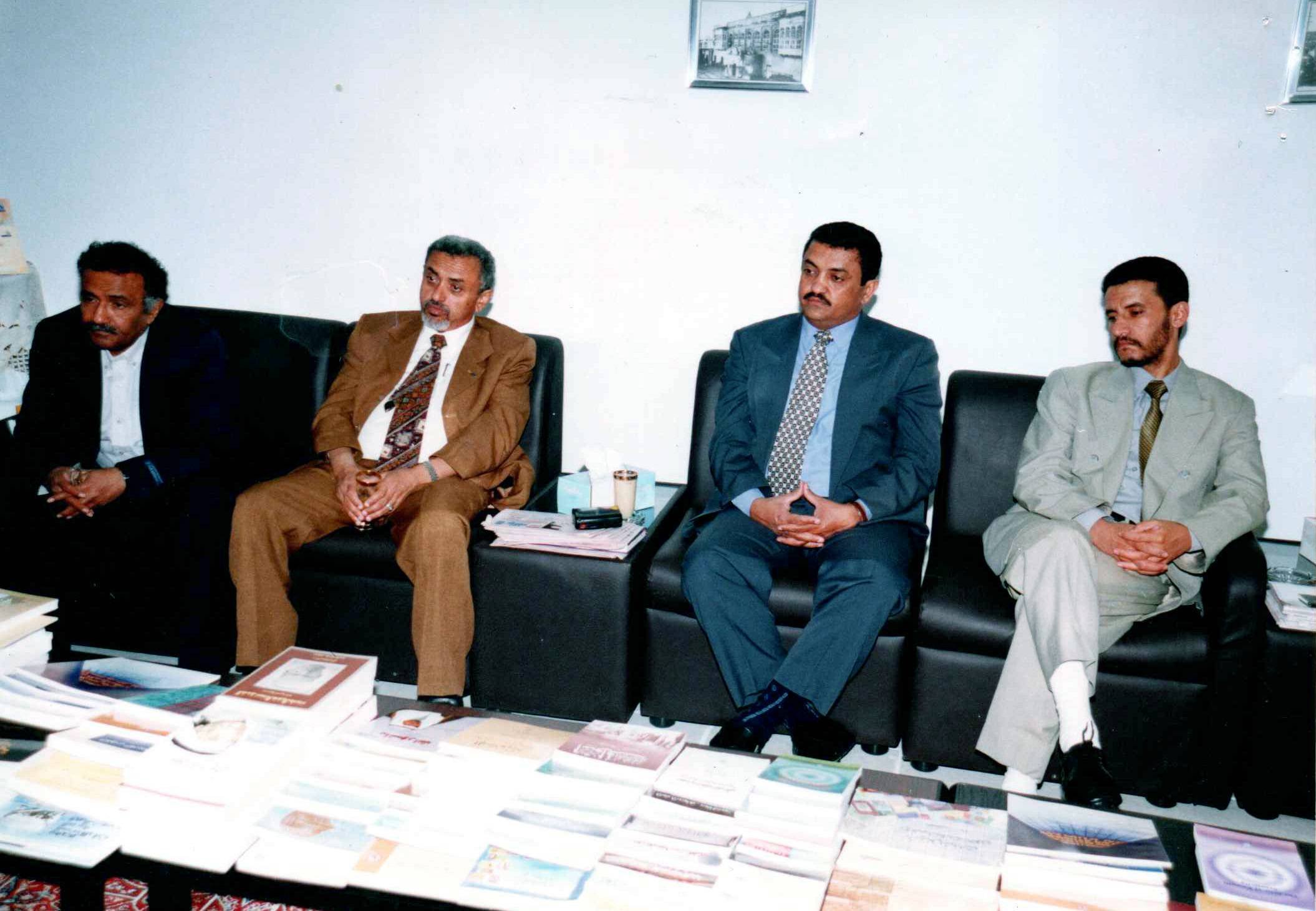 المنصوب على يمينه عبدالباري طاهر