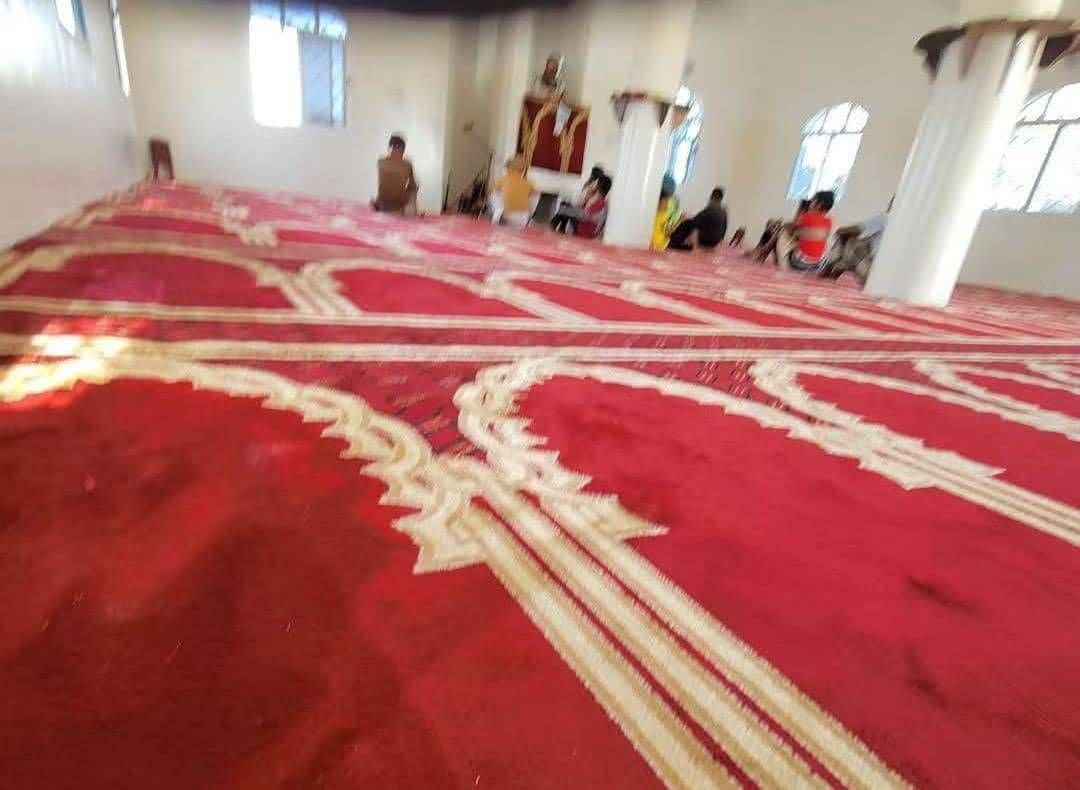 مسجد شبه خالي من المصليين