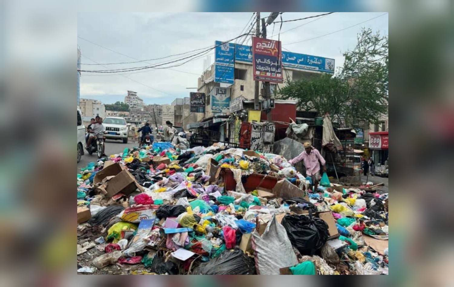 يوميات الحرب في تعز.. المدينة تغرق بالنفايات مع تعذّر الوصول إلى مقلب الضباب
