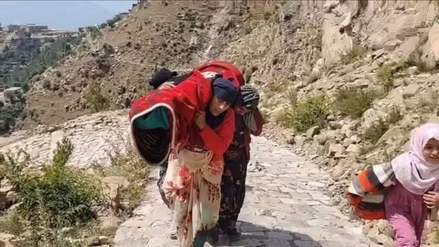 يوميات الحرب في تعز.. نساء من صبر يحملن أشلاء أب وابنته مزقتهما قذيفة حـ..وثية
