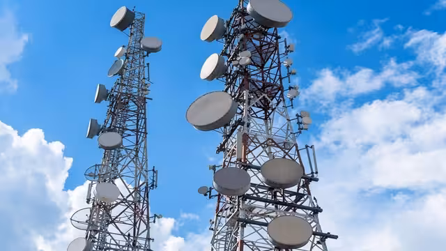 قبضة الحـ..وثيين على الاتصالات: من مراقبة الشبكات إلى اختراق الهواتف