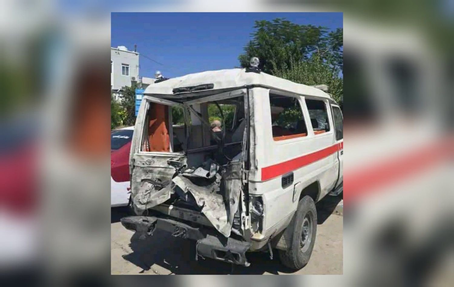تعز: الحـ..وثيون يقصفون سيارة إسعاف في الشقب بصبر الموادم