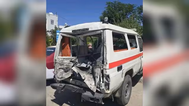 تعز: الحـ..وثيون يقصفون سيارة إسعاف في الشقب بصبر الموادم