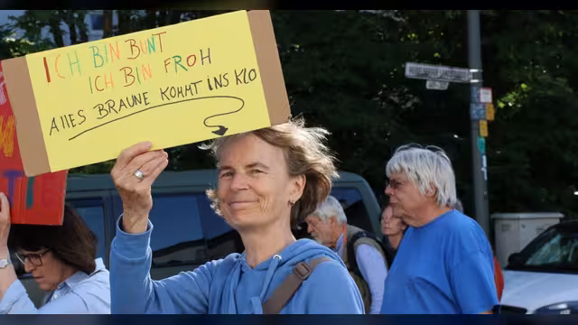 OMAS GEGEN RECHTS (الجدات ضد اليمين)