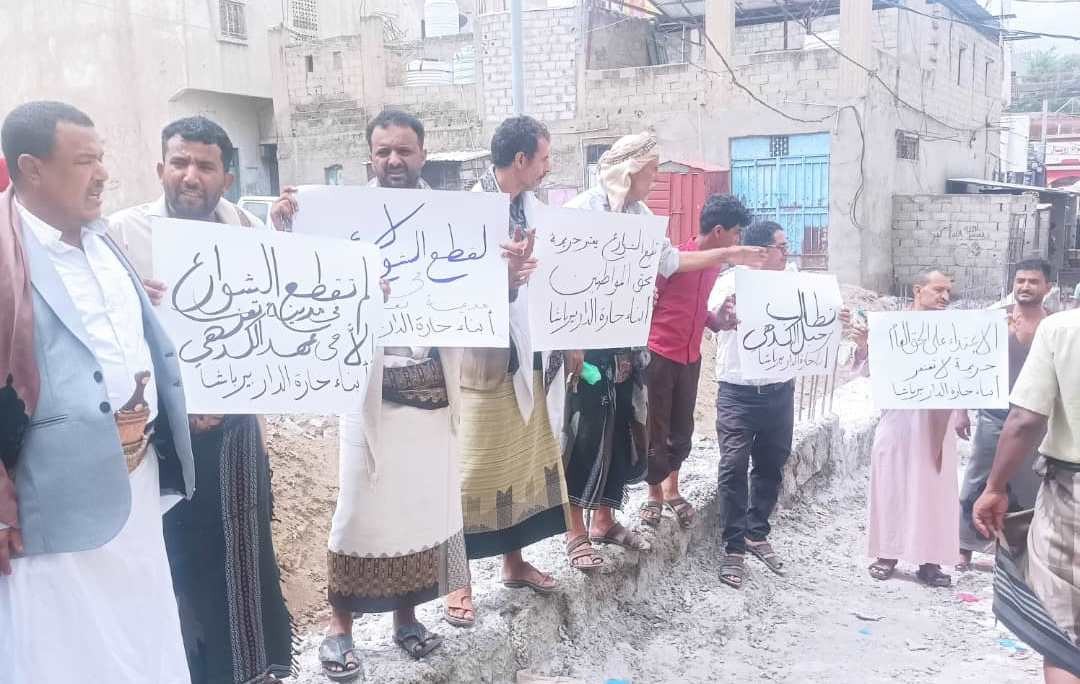 احتجاجات في تعز تنديدًا ببسط متنفذ على شارع عام
