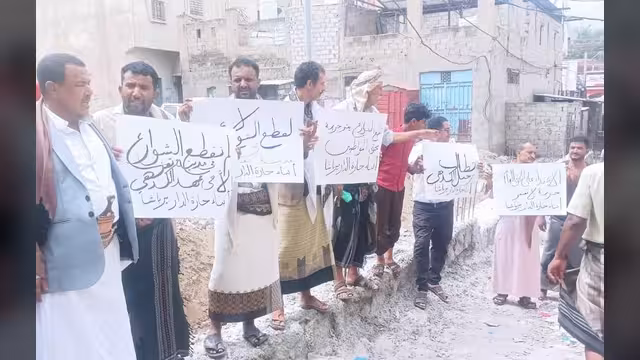 احتجاجات في تعز تنديدًا ببسط متنفذ على شارع عام