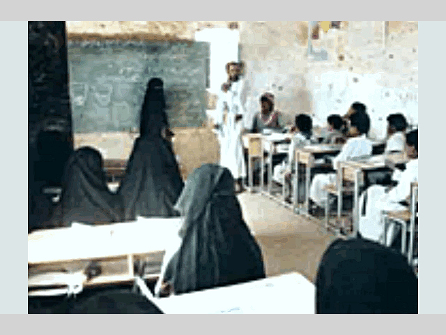 في فعاليتين مولهما مشروع تطوير التعليم: تحفيز معلمات الريف وتأهيل معلمي الصفوف الأساسية من (4-9)
