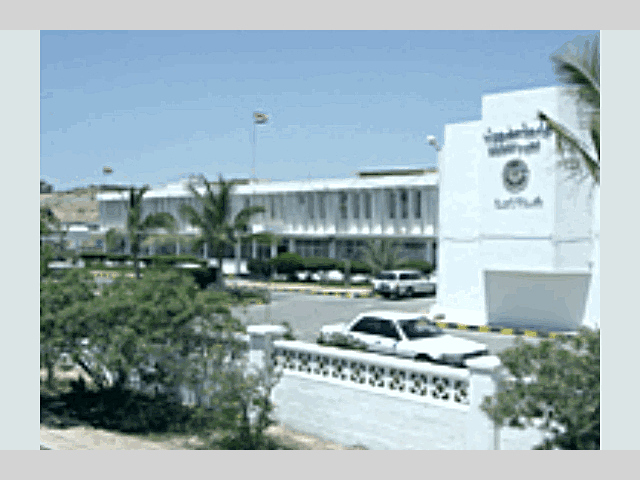 مكاتب العمداء تتحول إلى اصطبلات.. وكلية تكنولوجيا المعلومات من دون انترنت.. جامعة حضرموت بين وهم الإنجاز ومرارة الواقع