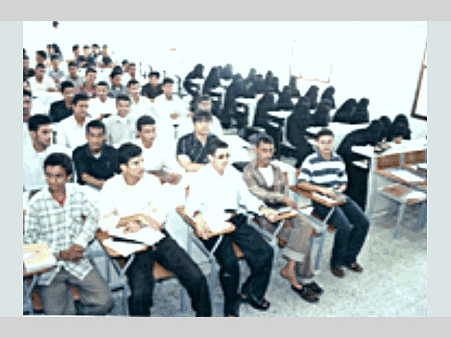مصير آلاف الطلاب مرهون بالرسوم الجامعية