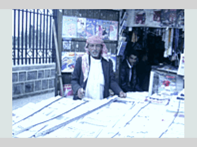 "عم علي" بائع الصحف.. كما لو يجرُّكَ من أذنيك لأن تتأمله