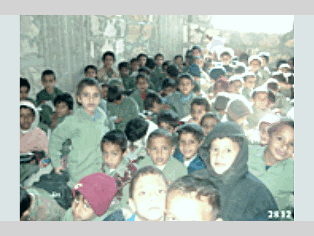 مدرسة الشهيد عبدالله الطَّيب.. انقاض تضم التلاميذ وأتربة تحاصرهم