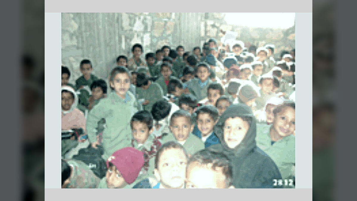 مدرسة الشهيد عبدالله الطَّيب.. انقاض تضم التلاميذ وأتربة تحاصرهم