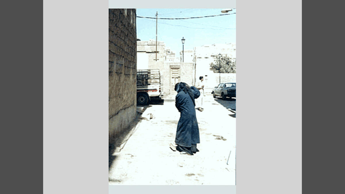 يدفعون ضريبة لونهم وعملهم.. عمال النظافة داخل المدق
