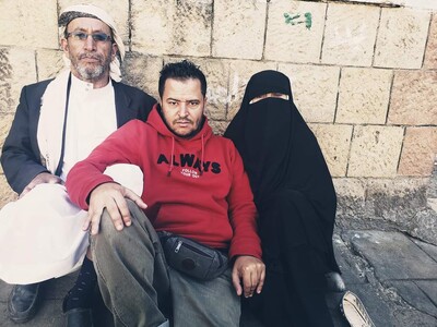 صورة سموم مع والديه اثناء زيارتهما له