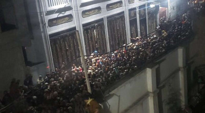 صورة من احتشاد العديد من المواطنين في صنعاء لأخذ معونات