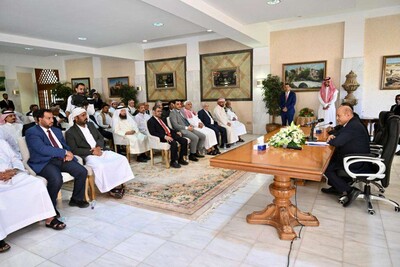 رئيس المجلس الرئاسي رشاد العليمي في لقاء قيادات ووجهاء حضرموت