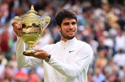 لاعب التنس الإسباني كارلوس ألكاراز يتوج بلقب ويمبلدون للمرة الأولى