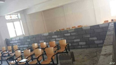 جدار الفصل بين الطلبة داخل جامعة صنعاء(AFP)