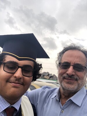 جار الله برفقة جده السياسي المعروف علي سيف حسن يوم تخرجه(يوليو2021)