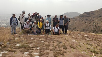 صورة جماعية لفريق الهاش من على قمة الجبل( النداء)