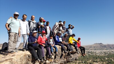صورة جماعية لفريق (الهاش) من اعلى وادي ظهر (النداء)