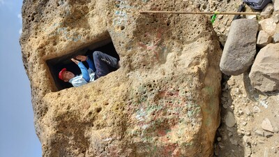 صخرة يظهر على وجهتها باب وتحتوي على غرفة صغيرة ( النداء)