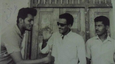 يظهر في يسار الصورة عمر الرخم