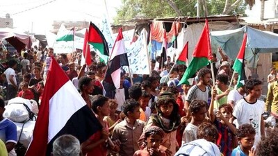 عشرات المواطنين في الخوخة ينظمون مسيرة تضامنية مع ابناء غزة ( شبكات التواصل)
