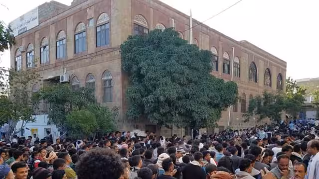 جوازات تعز: العليمي يصر على تغيير العبدلي رغم رفض الحكومة والمحافظ