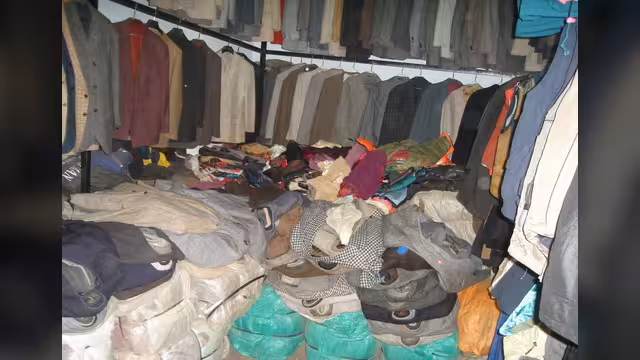 الشتاء والغلاء يدفعان اليمنيين لاقتناء الملابس المستعملة