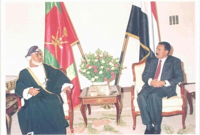 الراحلان قابوس بن سعيد وعلي عبدالله صالح خلال زيارة الأول إلى اليمن 1993 