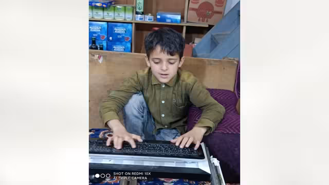 الطفل مفيد في محل الكبار