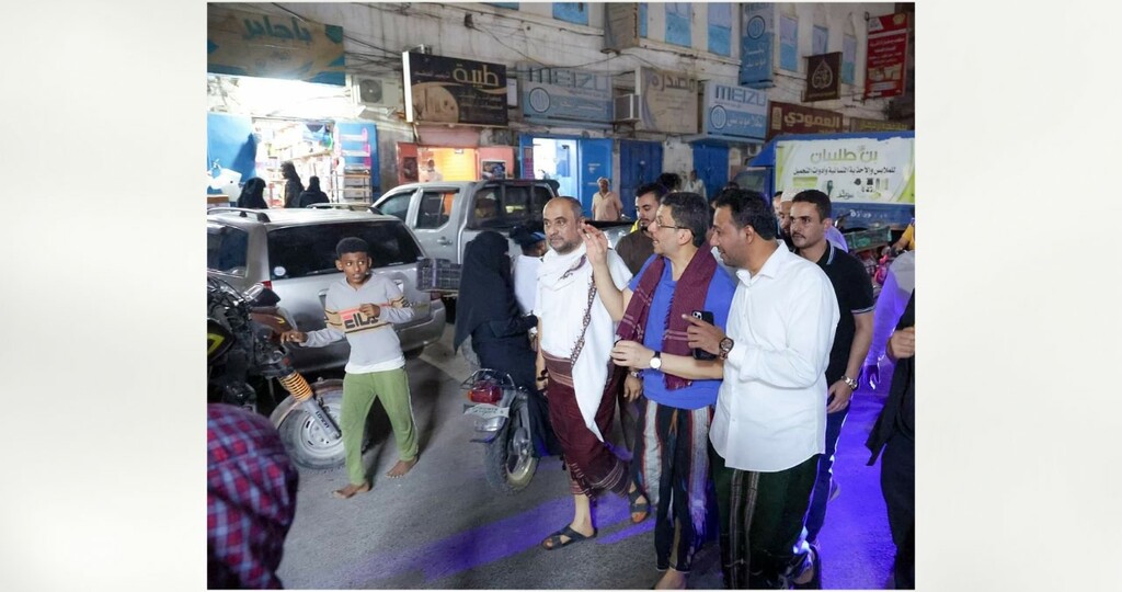 جولة ميدانية لبن مبارك في احد احياء مدينة المكلا(شبكات التواصل)
