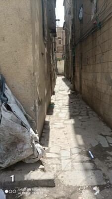 الزقاق الذي كان يوجد فيه سلم نصعد من خلاله الى الطابق الثاني(من إرشيف الكاتب)
