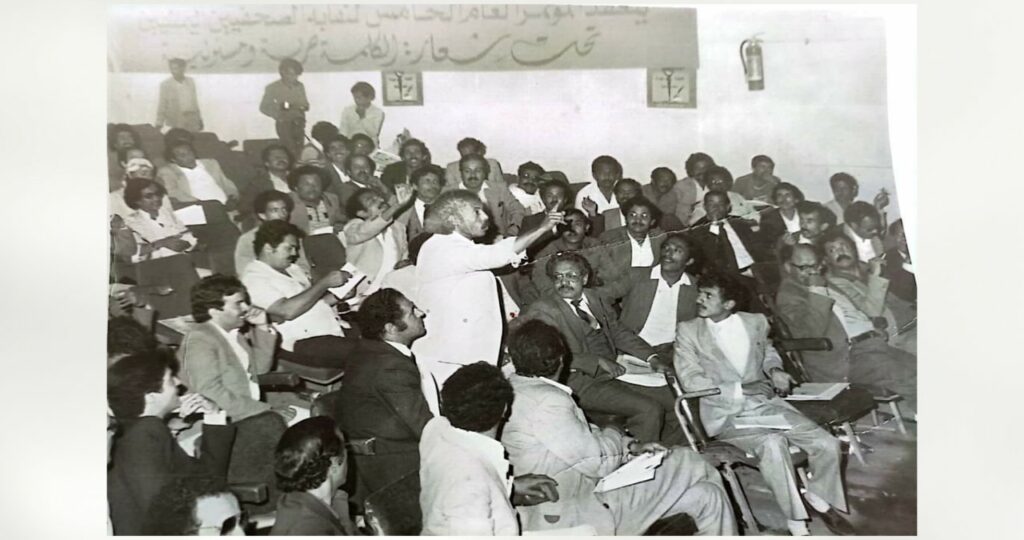المساح في مُداخلة له خلال المؤتمر العام الخامس لنقابة الصحفيين اليمنيين( الصورة من ارشيف الكاتب)