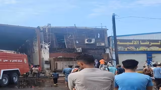 وفاة خمسة أشخاص في حريق مطبعة بعدن