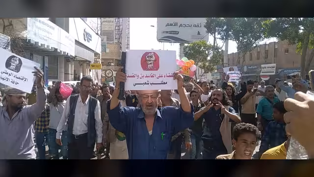احتجاجات في تعز بسبب تدهور الريال وارتفاع الأسعار
