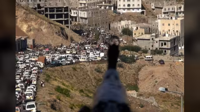 معبر القصر.. حصالة العسكر