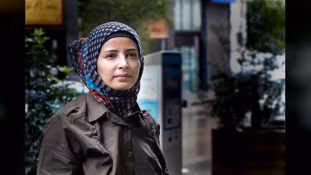 بشرى المقطري في حفل تسليمها الجائزة السويدية: الحرب قوّضت حياة اليمني اليومية