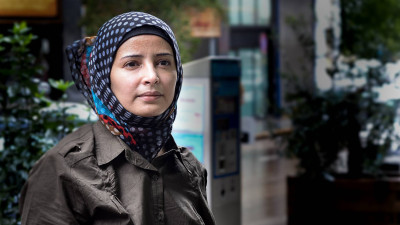 بشرى المقطري في حفل تسليمها الجائزة السويدية: الحرب قوّضت حياة اليمني اليومية