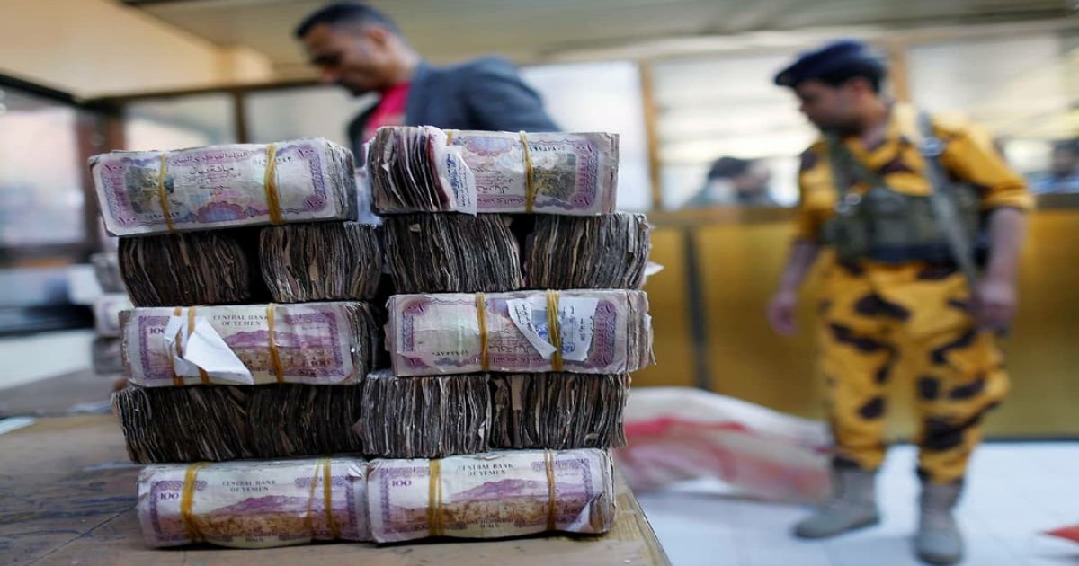 الآلية الاستثنائية لدعم المرتبات: انقاذ للموظفين أم مصادرة للإيرادات؟